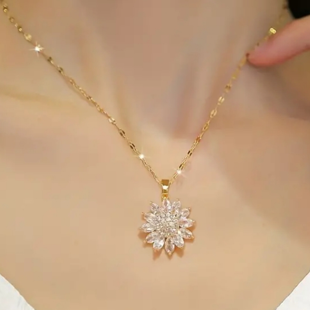 Sunflower 🌻 Pendant Necklace With Zircon. NWT